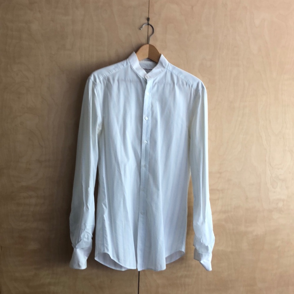 Michael BastianVery light blue stripes and fine whit pin stripes.Too small now.